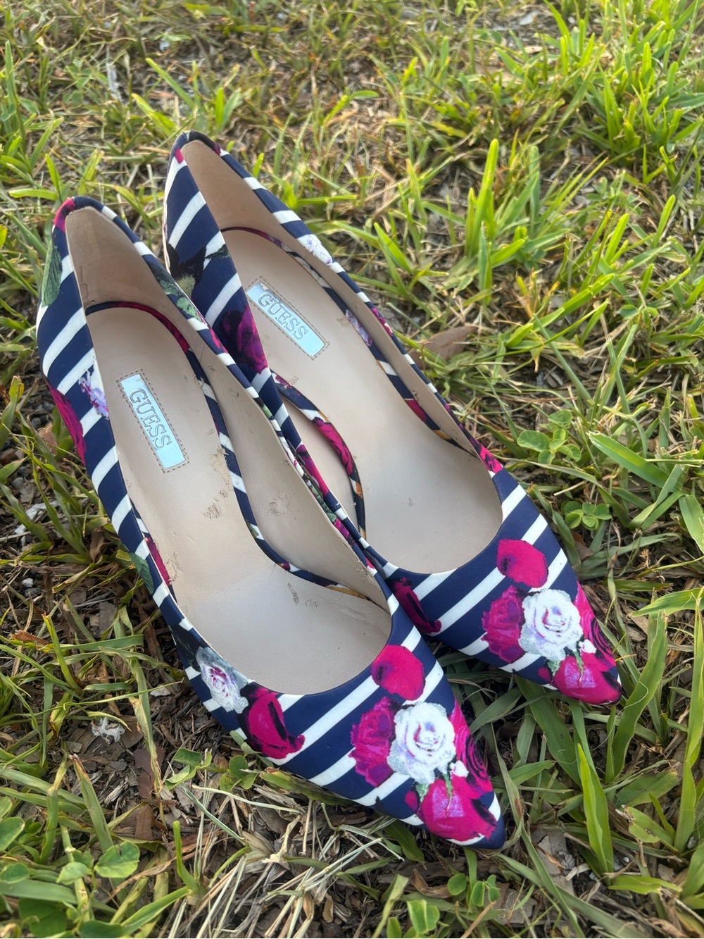 Floral Guess Gweloy2 pointed-toe pumps are a Women size 8.5M